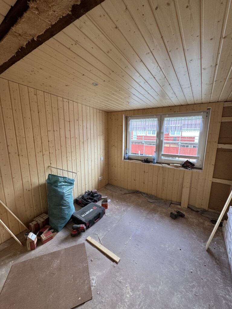 Wände und Decke mit Schattennutbrettern verkleidet