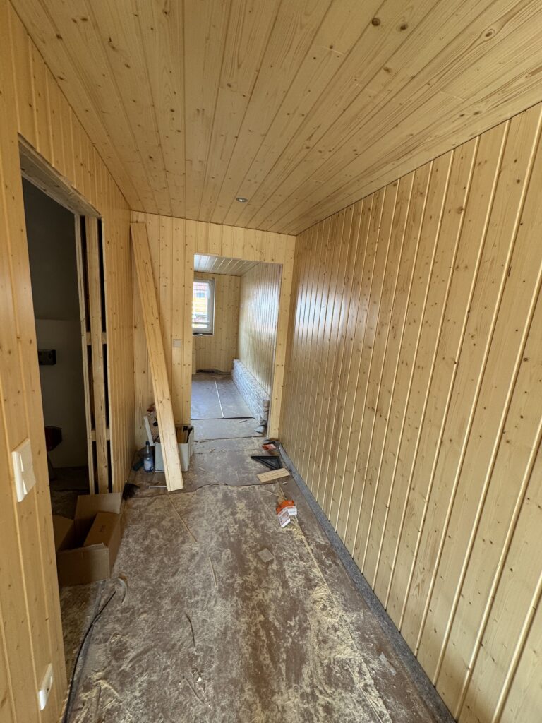 Wände und Decke mit Schattennutbrettern verkleidet