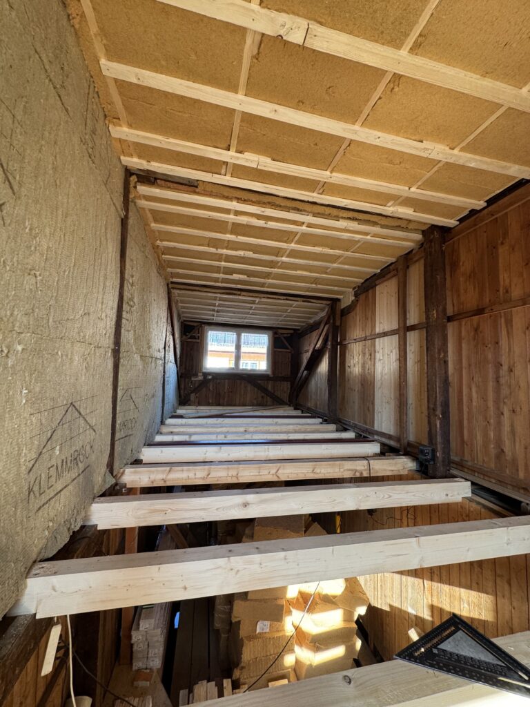 Obergeschoss nach dem Entkernen mit Holzwolle Dämmung und er Decke und Schalung, sowie neue Holzbalken als Zwischen Boden