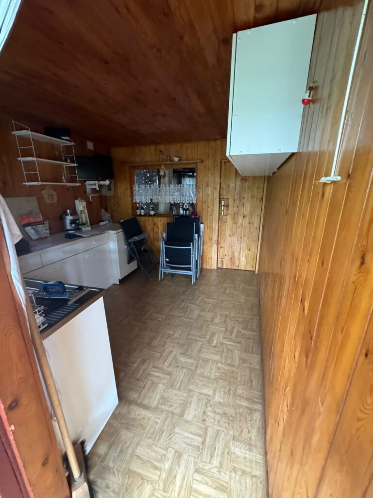 Altes Bootshaus, Küche und Linolium Boden sowie Holzverkleidung an den Wänden